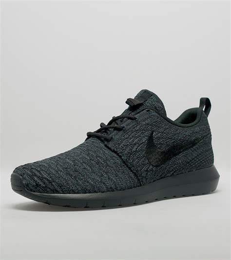 nike roshe run size 12.